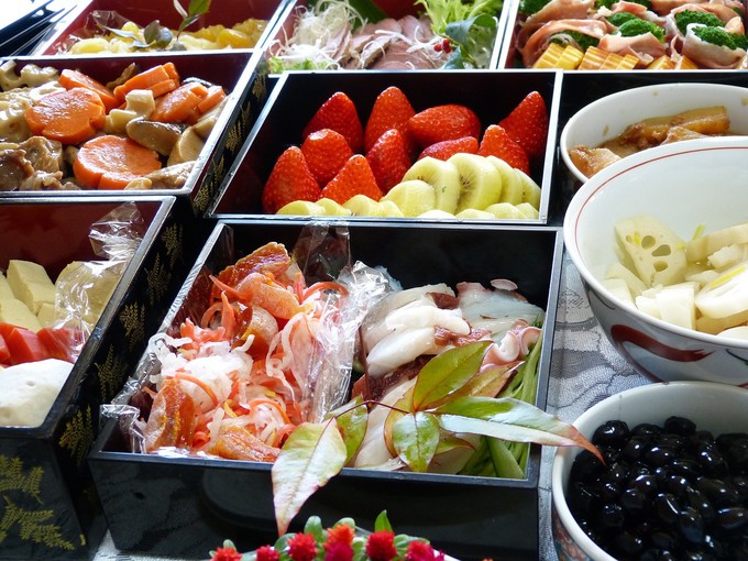 L'11 de desembre del passat 2015 es va publicar el Reglament (UE) 2015/2283 del Parlament Europeu i del Consell, de 25 de novembre de 2015, relatiu als nous aliments. En aquesta entrada t'expliquem les implicacions que té l'entrada en vigor d'aquest Reglament per a les empreses agroalimentàries i per als manipuladors d'aliments. Tant per a la formació dels mateixos com per introduir nous ingredients o noves línies de producte, com per importar aliments d'altres països o de fora de la Unió Europea. No perdis l'oportunitat de saber més sobre aquest Nou Reglament que afectarà a tots aquells treballadors que necessiten el carnet de manipulador d'aliments per a la seva activitat laboral diària. Publicat el Reglament sobre Nous Aliments.
